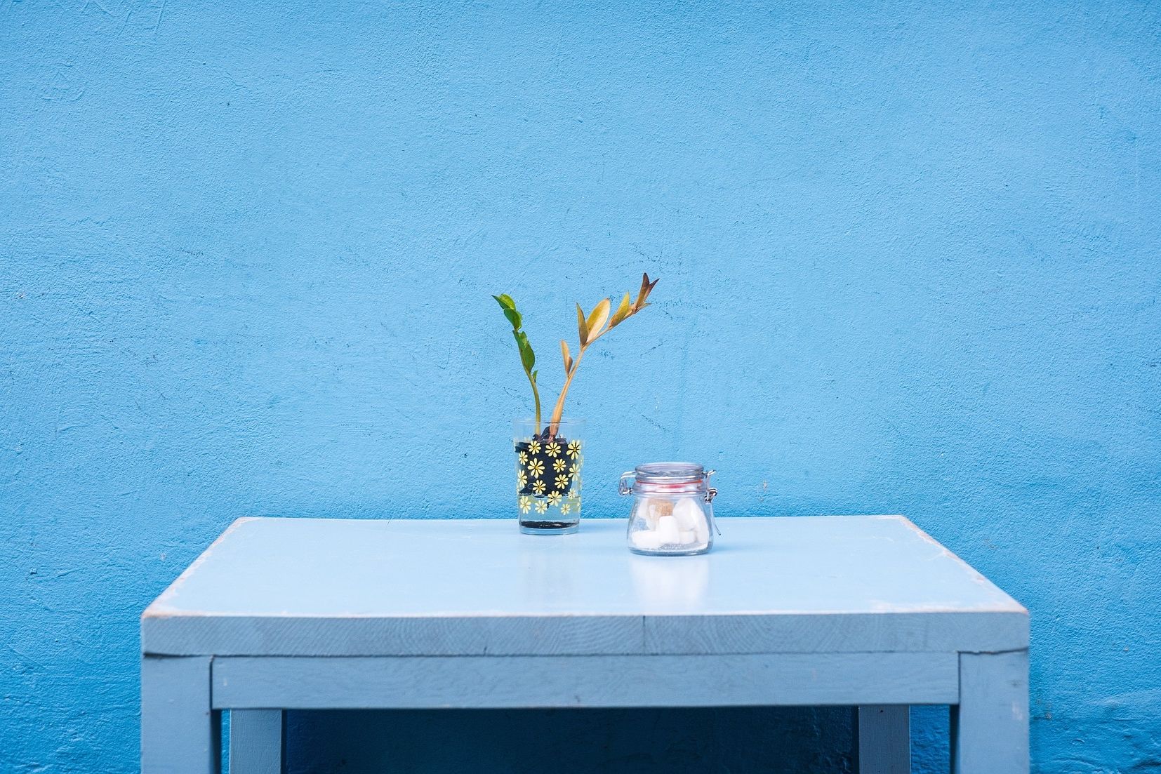 Blauer Wand, Tisch mit Vasen und Dekoration