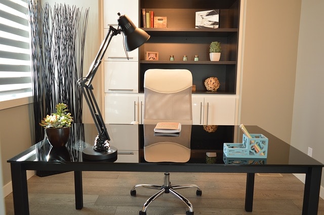 Büro mit Tisch und weißer Stuhl