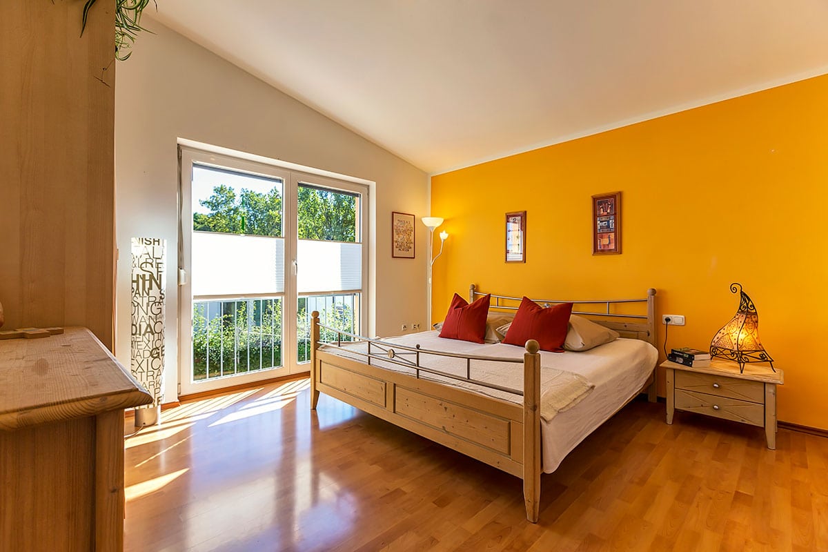 Schlafzimmer aufbereitet gelbe Wand