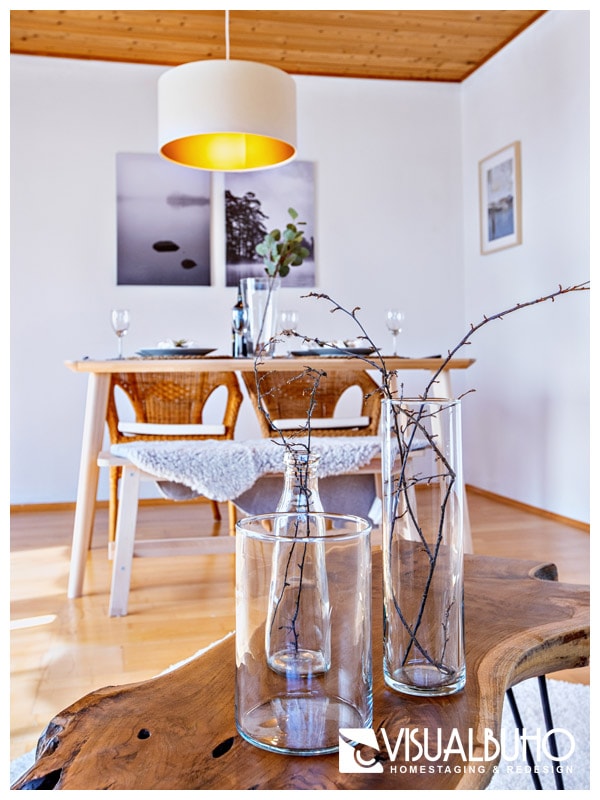 Home Staging Wohnen Vase mit Äste Holztisch