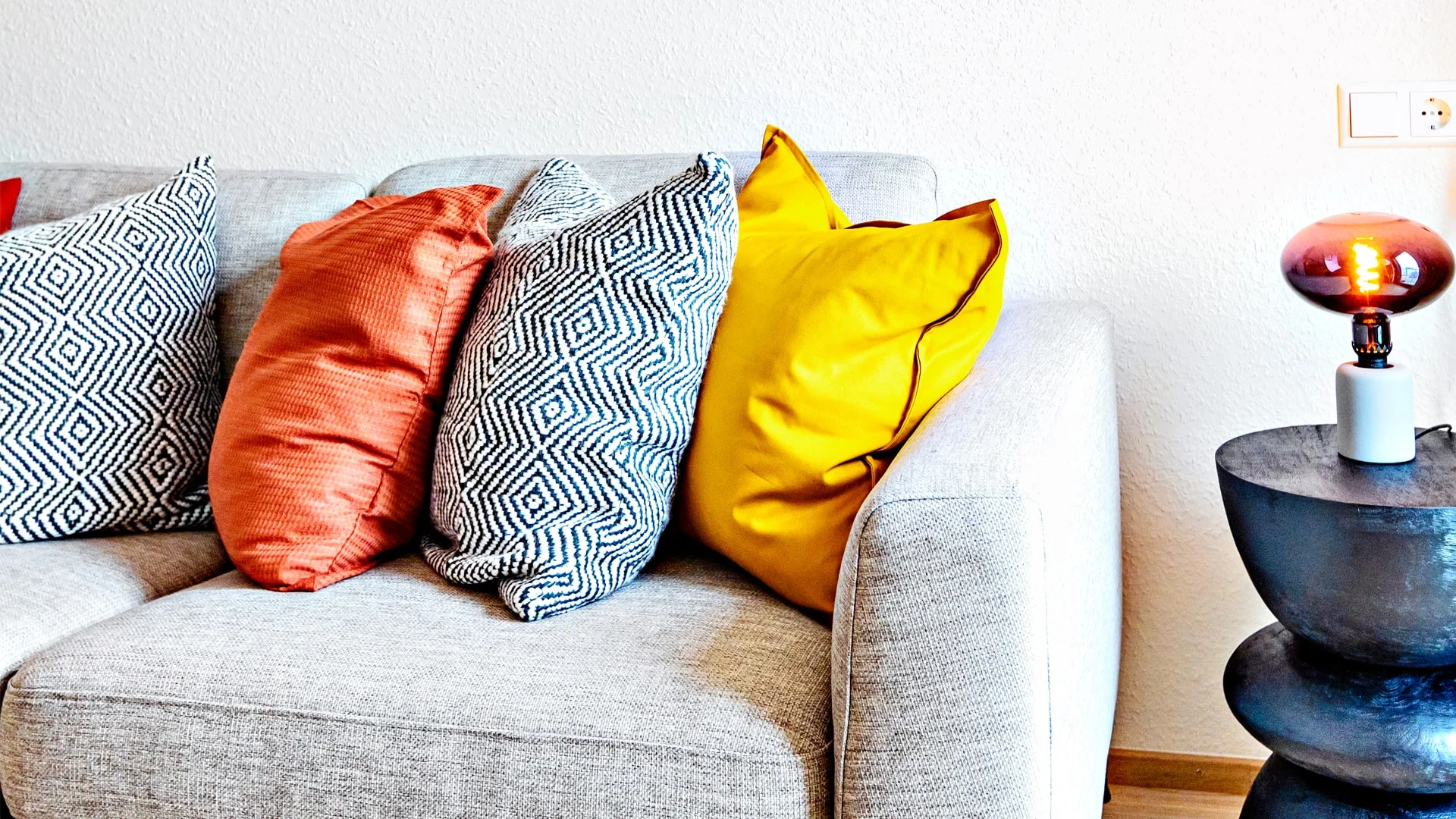 Sofa mit verschiedenen Kissen und einen Beistelltisch
